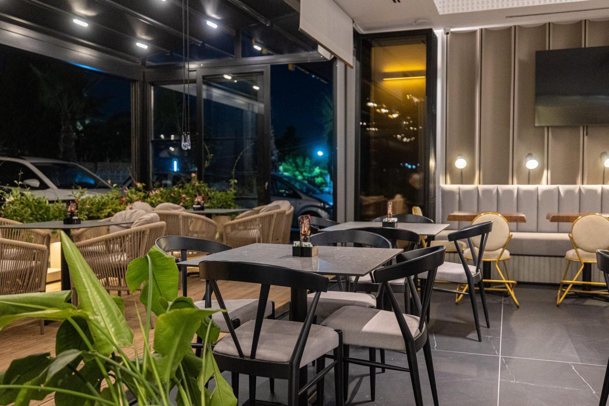 Diora'S Hotel And Apartments Vlore Exterior photo